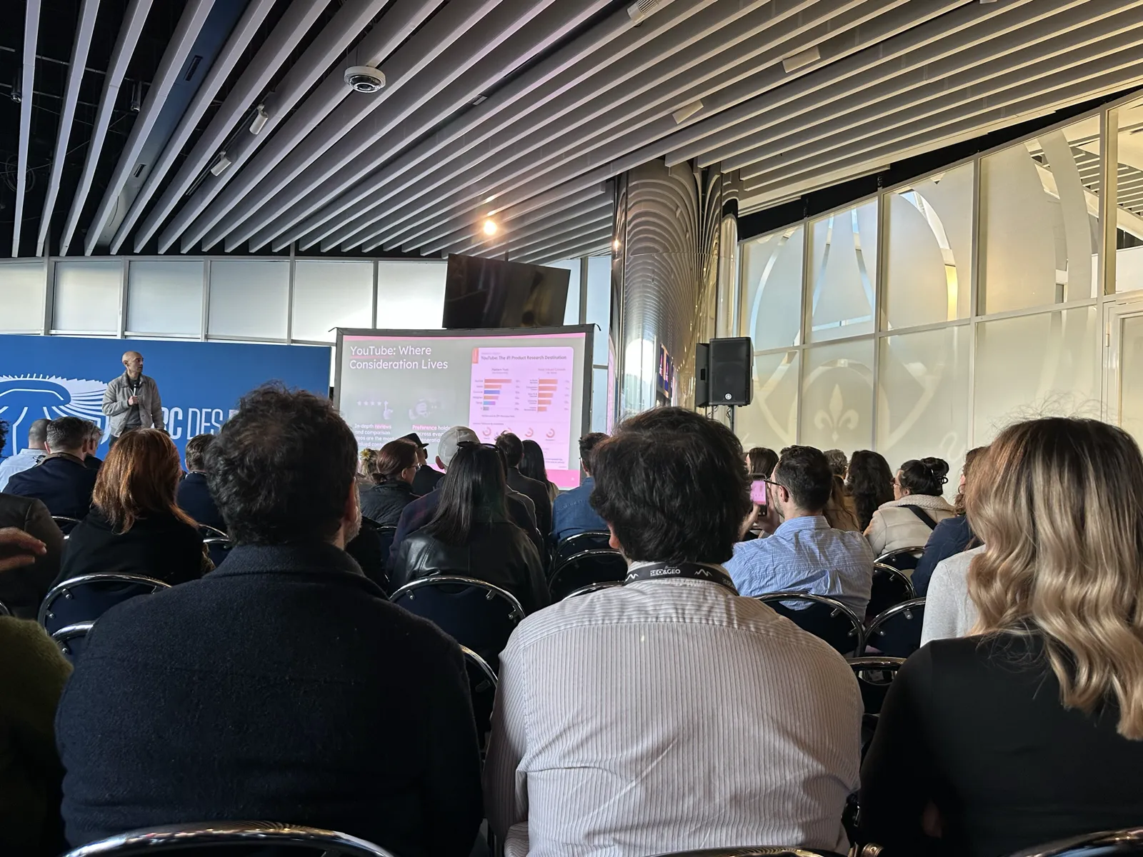 Conférence du SEO Summit 2026 au Parc des Princes - intervenant face au public