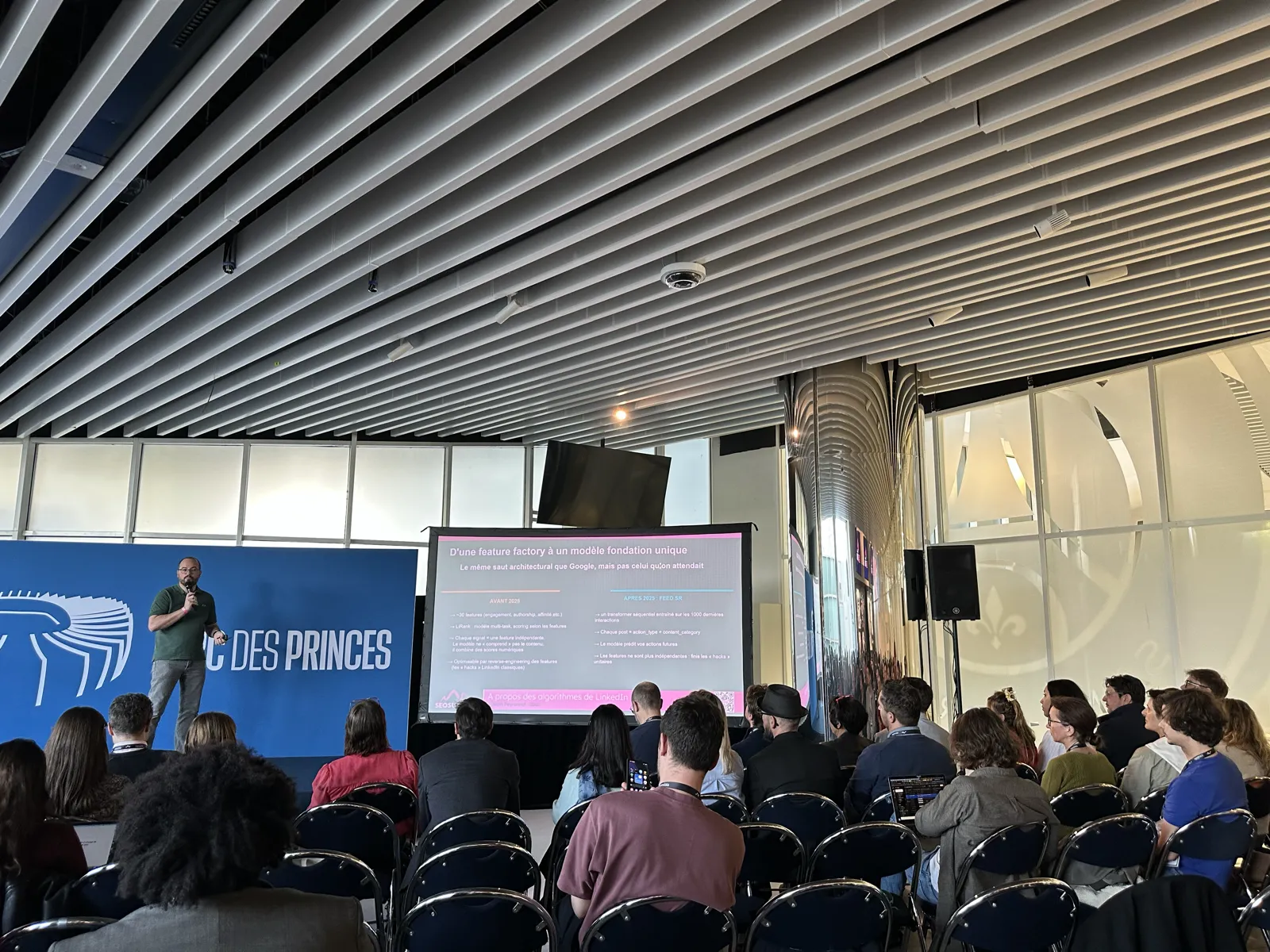 Vue large de la salle de conférence du SEO Summit 2026 au Parc des Princes