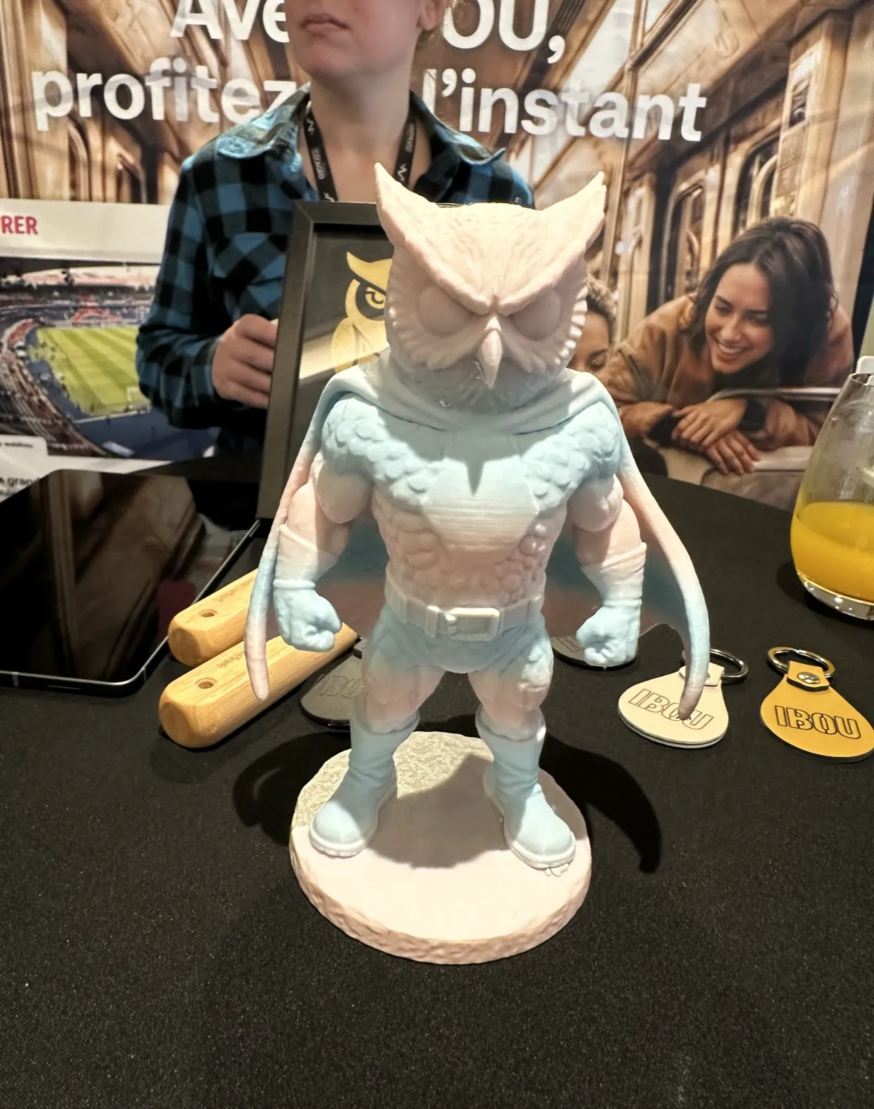 Mascotte IBOU sur le stand des frères Peyronnet au SEO Summit 2026