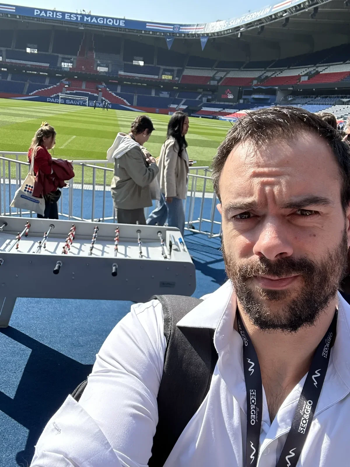 Valentin Charrier sur la pelouse du Parc des Princes lors du SEO Summit 2026